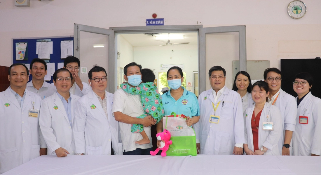 Bé trai nhỏ tuổi nhất Bệnh viện Nhi đồng 2 ghép thận từ người chết não được xuất viện - Ảnh 2.