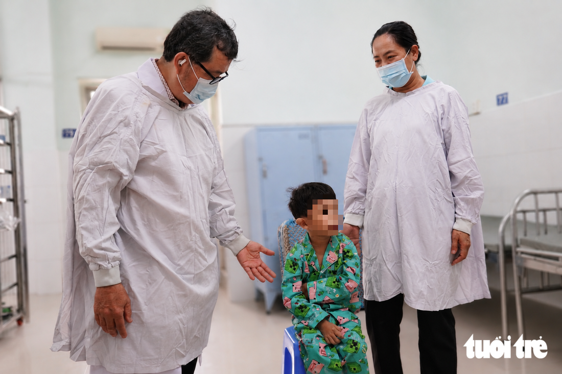 Bé trai nhỏ tuổi nhất Bệnh viện Nhi đồng 2 ghép thận từ người chết não được xuất viện - Ảnh 1.