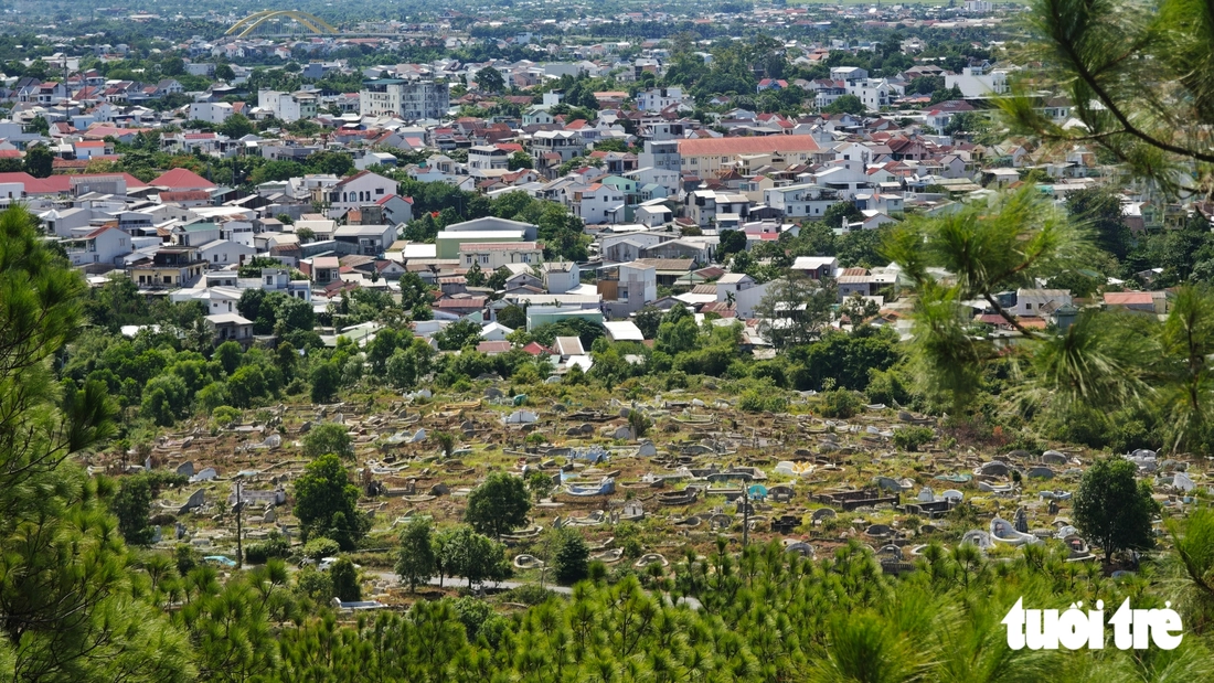Thắng cảnh Núi Ngự: Hàng trăm cây thông cháy đỏ, lăng mộ vây kín - Ảnh 2.