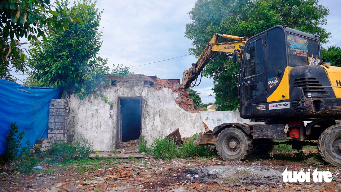 Cận cảnh bộ đội công binh tháo dỡ lô cốt quân sự nằm trong Kinh thành Huế - Ảnh 2.