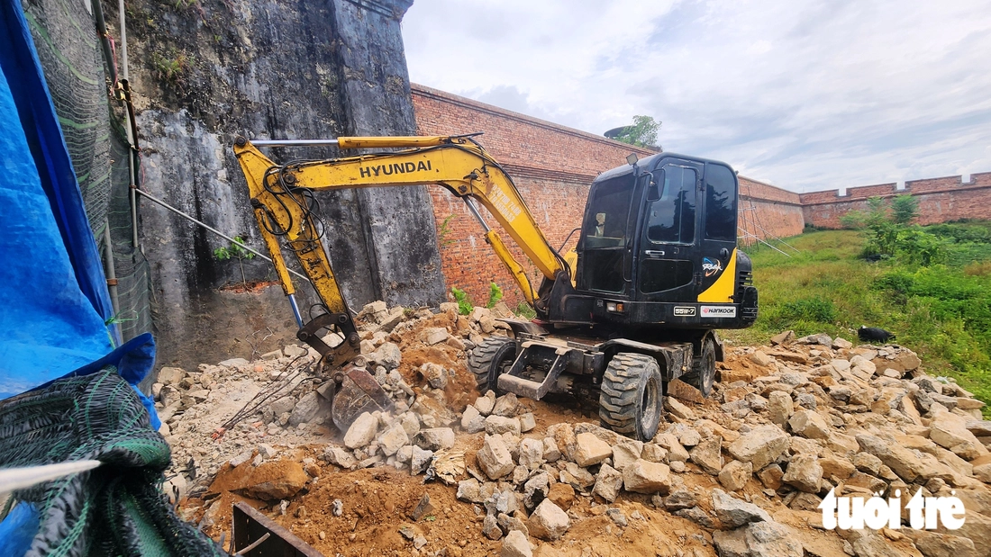 Cận cảnh bộ đội công binh tháo dỡ lô cốt quân sự nằm trong Kinh thành Huế - Ảnh 4.