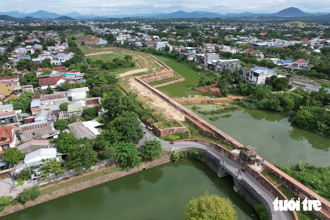 Cận cảnh bộ đội công binh tháo dỡ lô cốt quân sự nằm trong Kinh thành Huế - Ảnh 10.