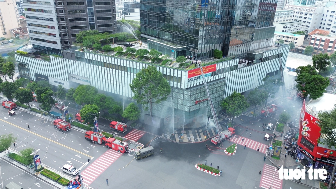 Hơn 3.000 người tham gia diễn tập chữa cháy, cứu nạn tại Saigon Centre - Ảnh 16.