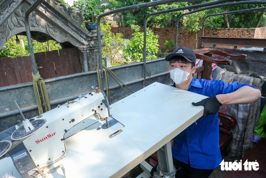 Đội nắng giúp dân chuyển nhà, nhường mặt bằng cho sân bay Gia Bình - Ảnh 1.