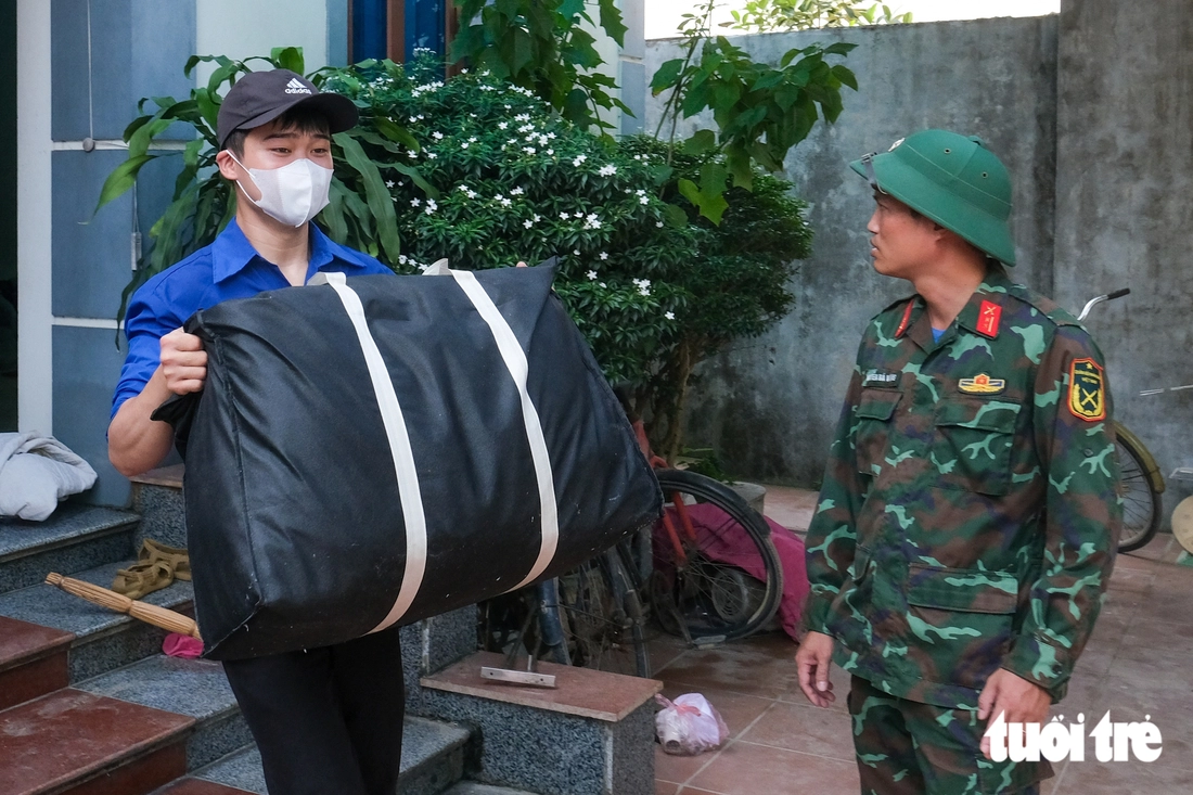 Đội nắng giúp dân chuyển nhà, nhường mặt bằng cho sân bay Gia Bình - Ảnh 3.