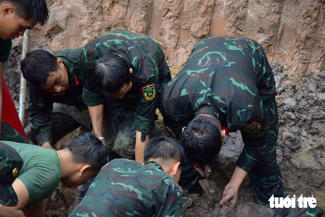 Miệt mài dưới trời mưa tìm hài cốt liệt sĩ trong hố chôn thứ hai tại công viên Lê Thị Riêng - Ảnh 3.