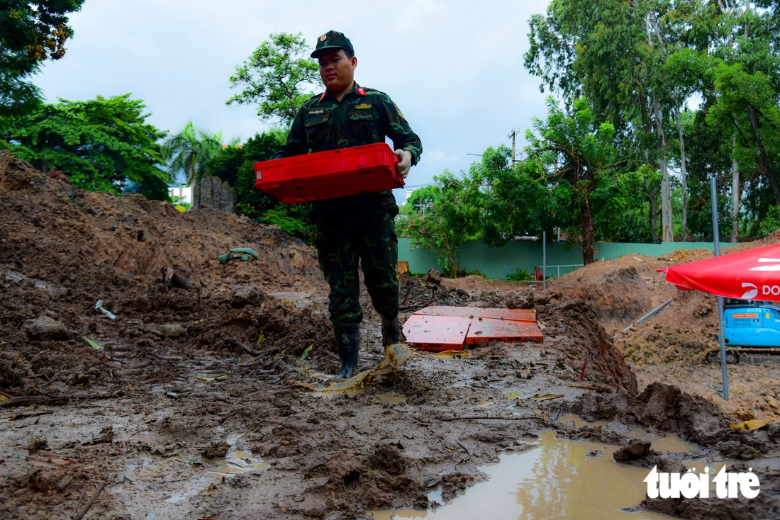Miệt mài dưới trời mưa tìm hài cốt liệt sĩ trong hố chôn thứ hai tại công viên Lê Thị Riêng - Ảnh 4.