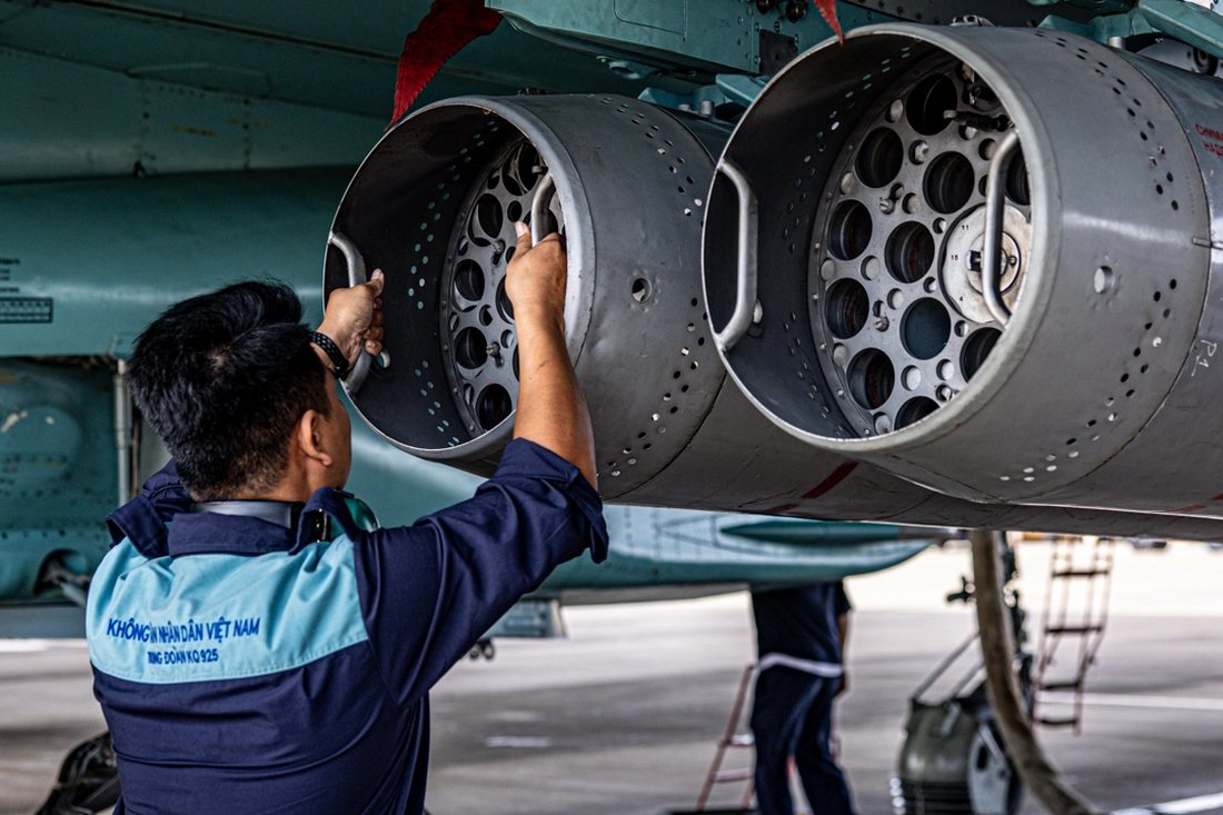 Xem tiêm kích Su-30MK2, Su-27, trực thăng diễn tập bắn, ném bom đạn thật - Ảnh 2.