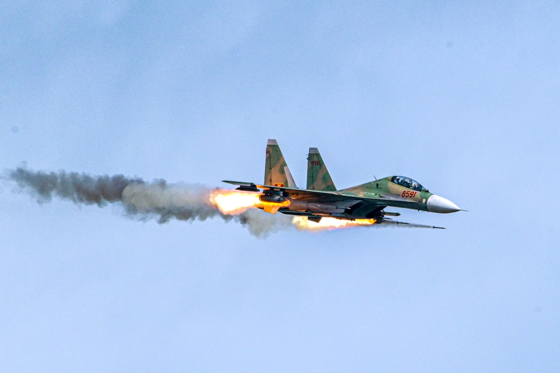 Xem tiêm kích Su-30MK2, Su-27, trực thăng diễn tập bắn, ném bom đạn thật - Ảnh 1.