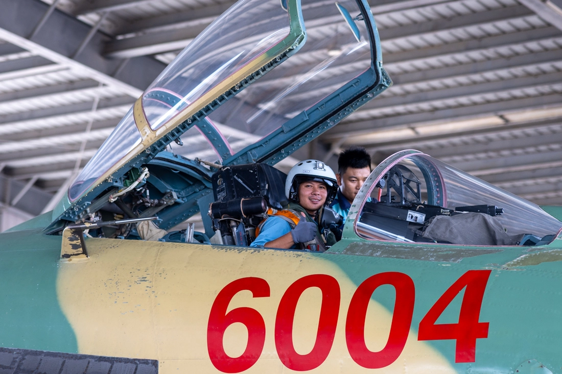 Xem tiêm kích Su-30MK2, Su-27, trực thăng diễn tập bắn, ném bom đạn thật - Ảnh 3.