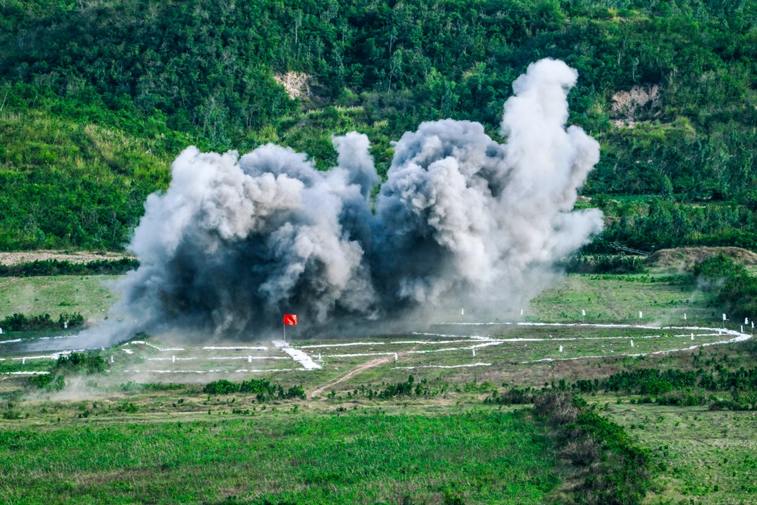 Xem tiêm kích Su-30MK2, Su-27, trực thăng diễn tập bắn, ném bom đạn thật - Ảnh 7.