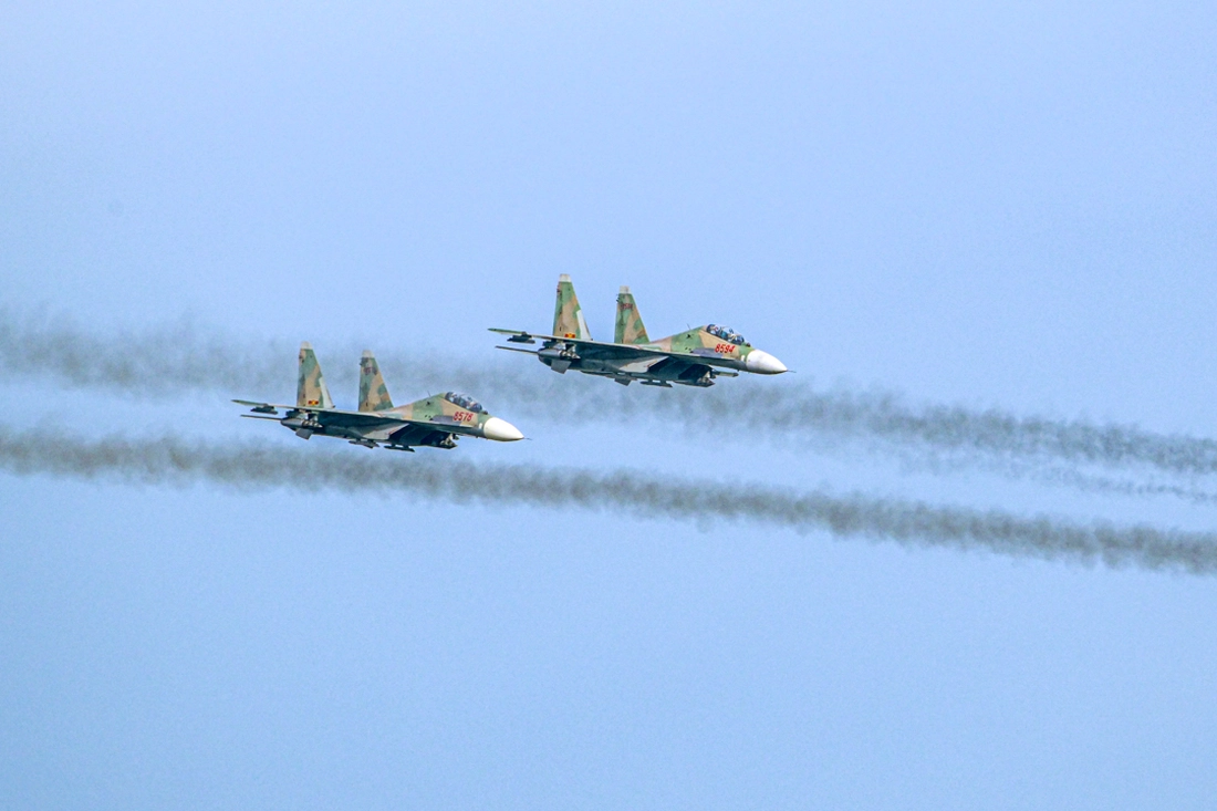Xem tiêm kích Su-30MK2, Su-27, trực thăng diễn tập bắn, ném bom đạn thật - Ảnh 4.