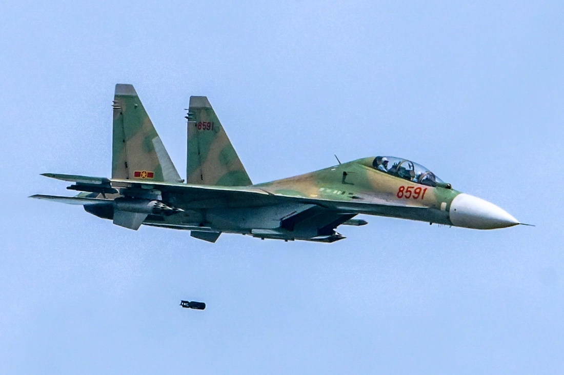 Xem tiêm kích Su-30MK2, Su-27, trực thăng diễn tập bắn, ném bom đạn thật - Ảnh 5.