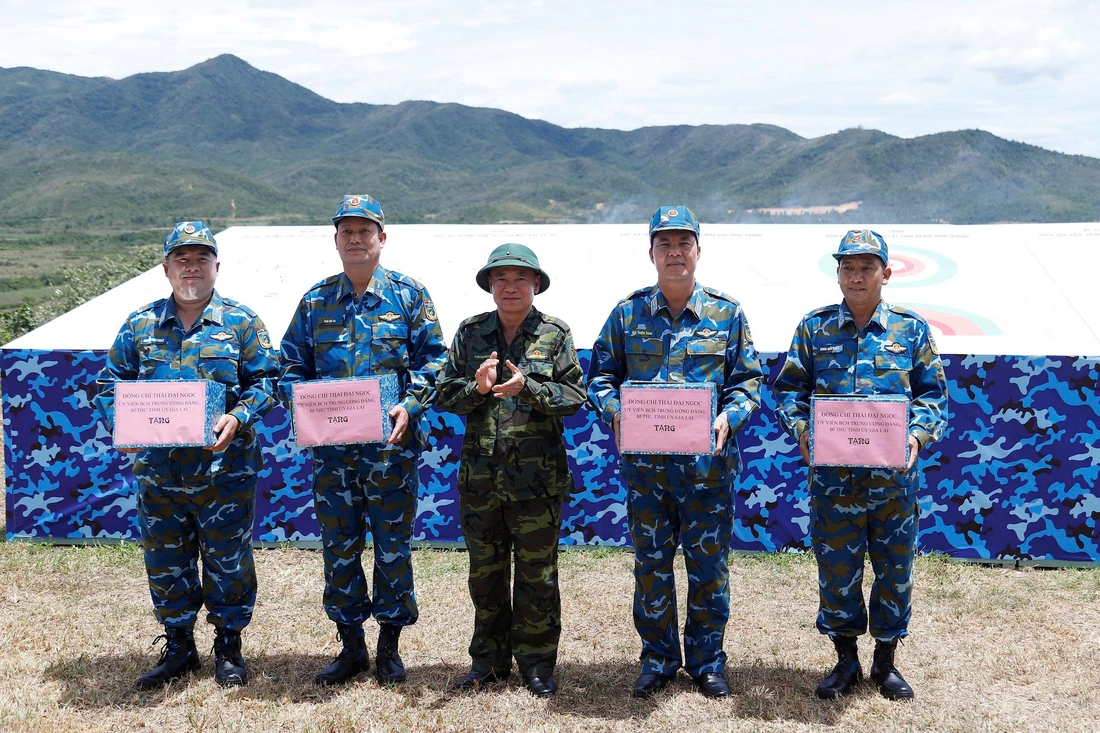 Xem tiêm kích Su-30MK2, Su-27, trực thăng diễn tập bắn, ném bom đạn thật - Ảnh 8.
