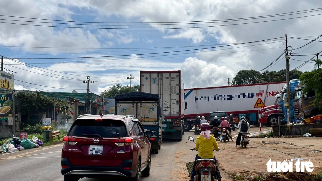 Mùa sầu riêng, quốc lộ 26 ở Đắk Lắk oằn mình vì xe container, xe tải nặng - Ảnh 5.