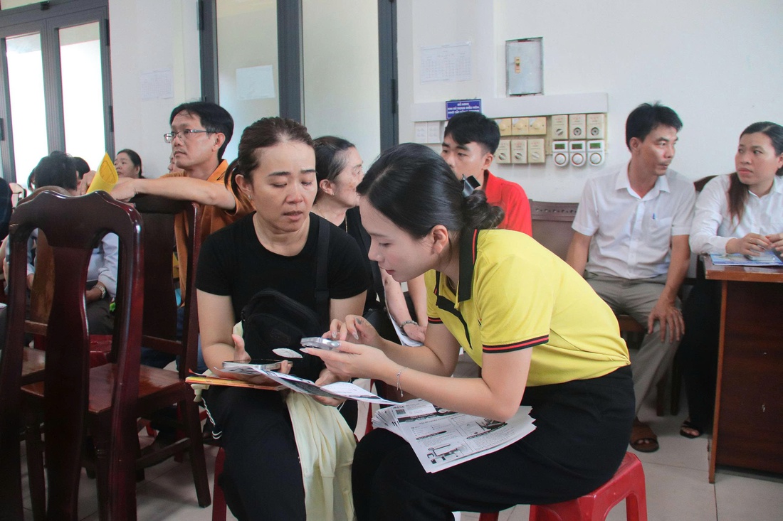 Hộ kinh doanh phường Hòa Cường làm quen với hóa đơn điện tử, nộp thuế số - Ảnh 2.