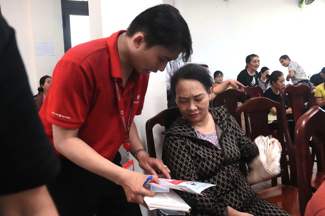 Hộ kinh doanh phường Hòa Cường làm quen với hóa đơn điện tử, nộp thuế số - Ảnh 4.