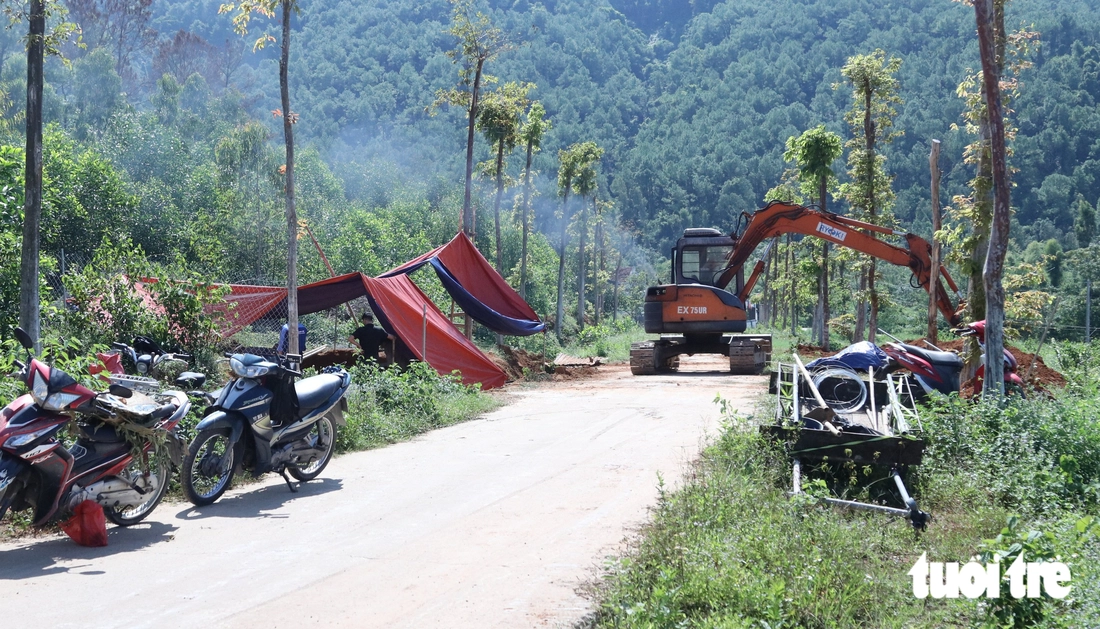 Cận cảnh khai quật mộ gạch cổ thấy kiếm, đồ gốm, tiền cổ - Ảnh 4.