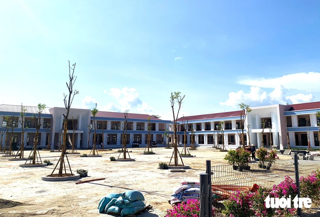 Tăng tốc thi công nước rút hai công trình trường nội trú vùng biên ở Hà Tĩnh - Ảnh 1.