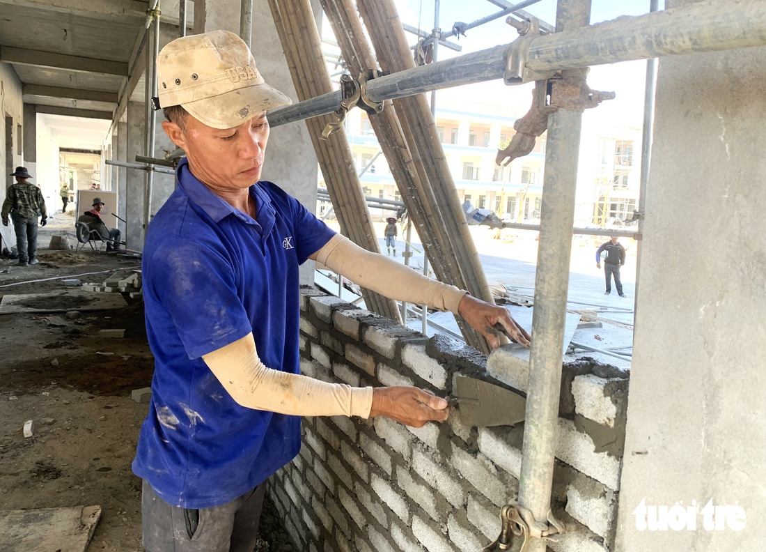 Tăng tốc thi công nước rút hai công trình trường nội trú vùng biên ở Hà Tĩnh - Ảnh 2.