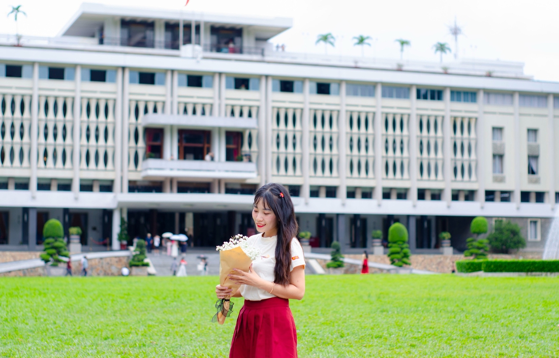 Di tích có thu phí vẫn hút khách, 'sống ảo' chỉ là một phần của chuyến tham quan - Ảnh 1.