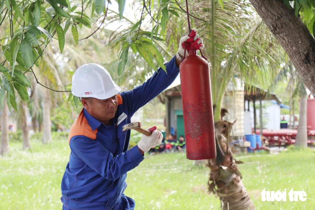 ‘Chiến binh’ robot điều khiển từ xa dập lửa kho xăng dầu - Ảnh 3.