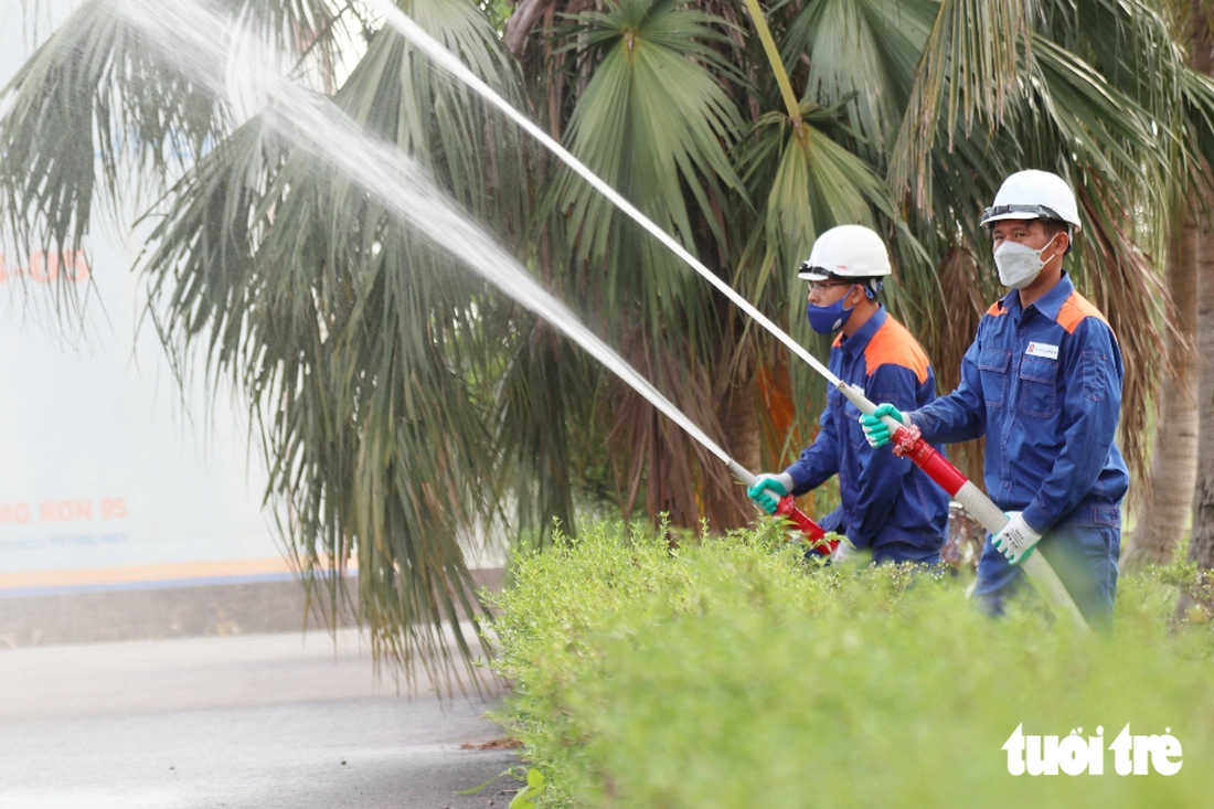 ‘Chiến binh’ robot điều khiển từ xa dập lửa kho xăng dầu - Ảnh 4.