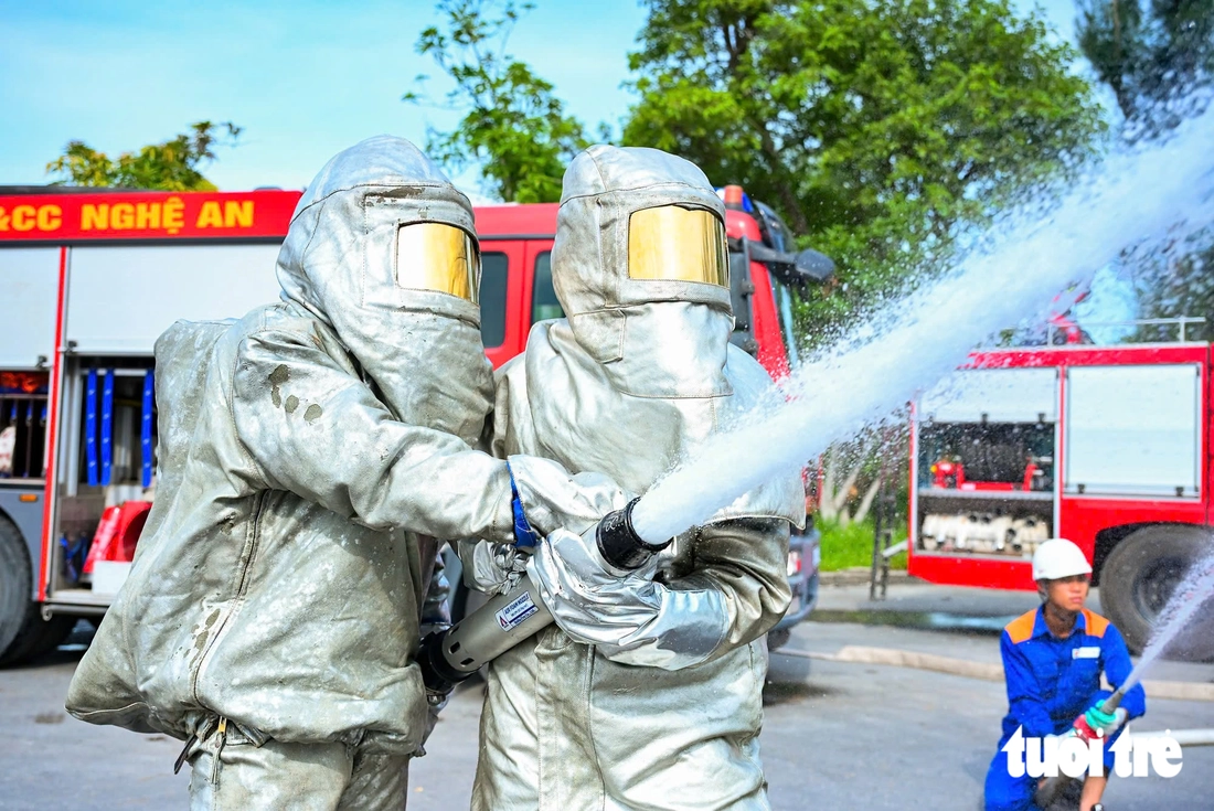 ‘Chiến binh’ robot điều khiển từ xa dập lửa kho xăng dầu - Ảnh 7.
