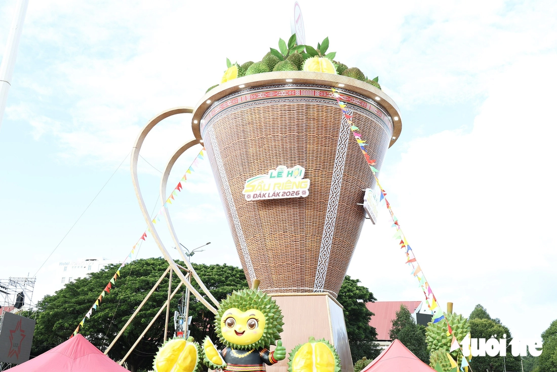 Tháp sầu riêng với chiếc gùi khổng lồ và 'cô bé sầu riêng' tươi vui hút khách - Ảnh 1.