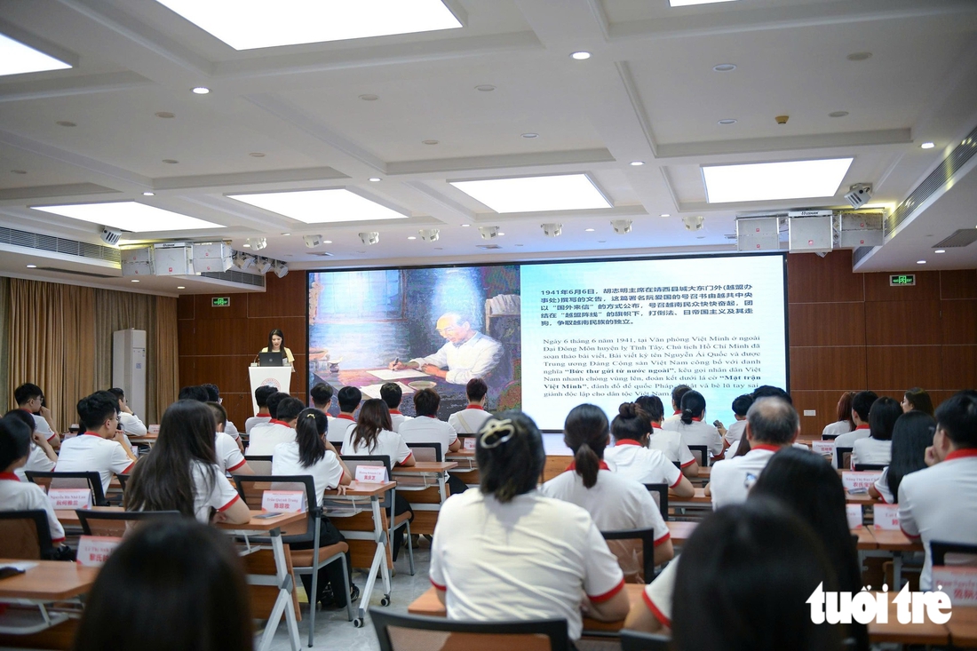100 giáo viên, sinh viên Việt Nam đã tới Trung Quốc, bắt đầu ‘Hành trình đỏ’ theo dấu chân Bác Hồ - Ảnh 3.