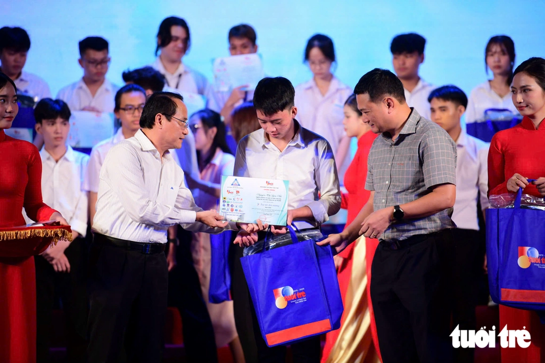 Tiếp sức đến trường 2026: Các trường đại học chung tay 3,875 tỉ đồng, tăng 45 suất học bổng - Ảnh 1.