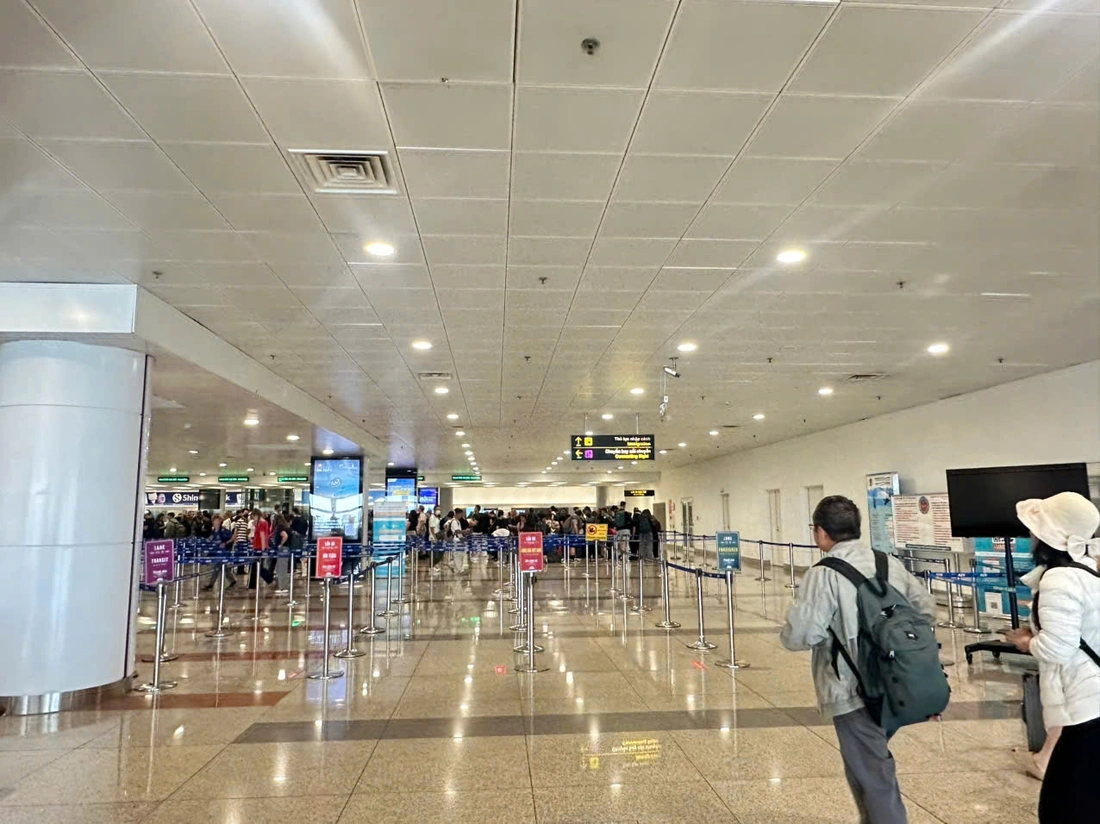 Sân bay Nội Bài mở luồng nhập cảnh riêng cho khách Việt, sắp xếp lại điểm đón xe - Ảnh 1.