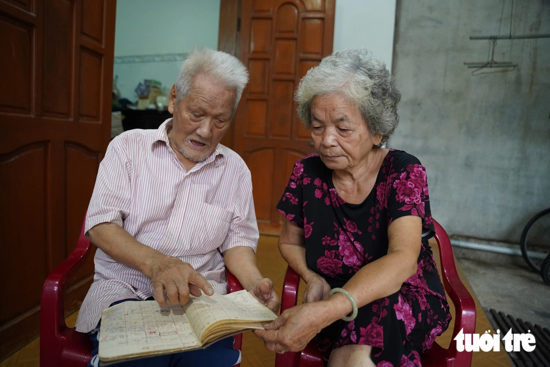 Y sĩ 96 tuổi giữ cuốn sổ liệt sĩ từ năm 1968, 3 vị trí chôn ở Bệnh xá B23 ngày đó - Ảnh 1.