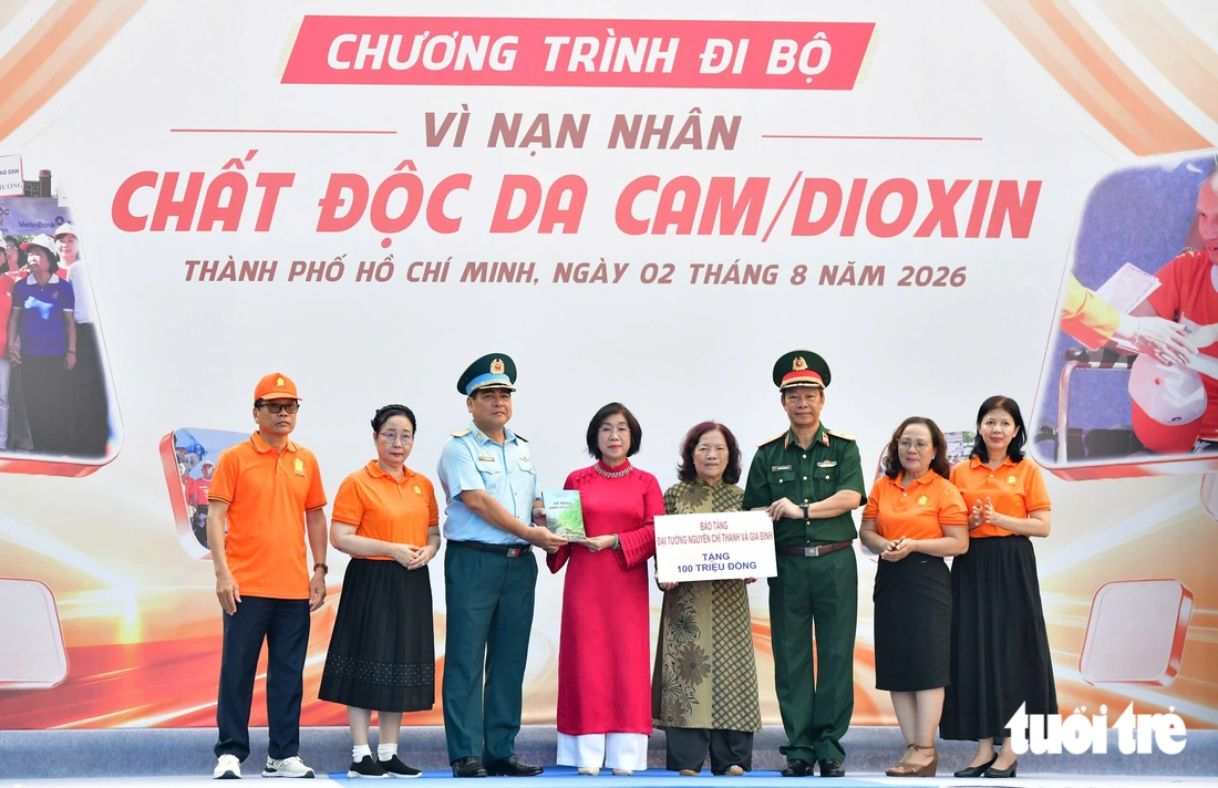Phố đi bộ Nguyễn Huệ ngập sắc cam đồng hành vì nạn nhân chất độc da cam 2026 - Ảnh 2.