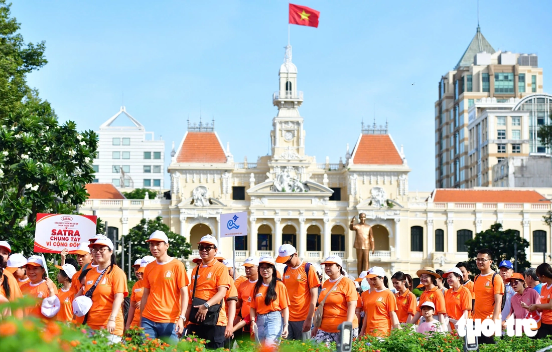Phố đi bộ Nguyễn Huệ ngập sắc cam đồng hành vì nạn nhân chất độc da cam 2026 - Ảnh 7.