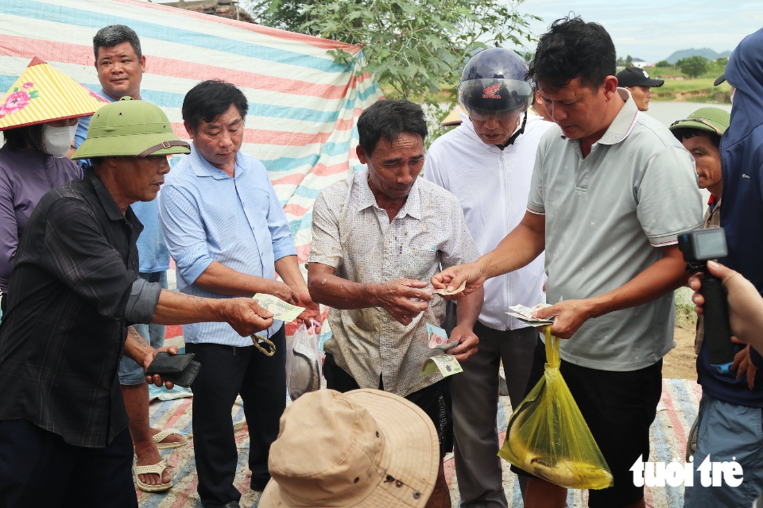 Hằng trăm người lao xuống đầm, nô nức nơm cá - Ảnh 13.