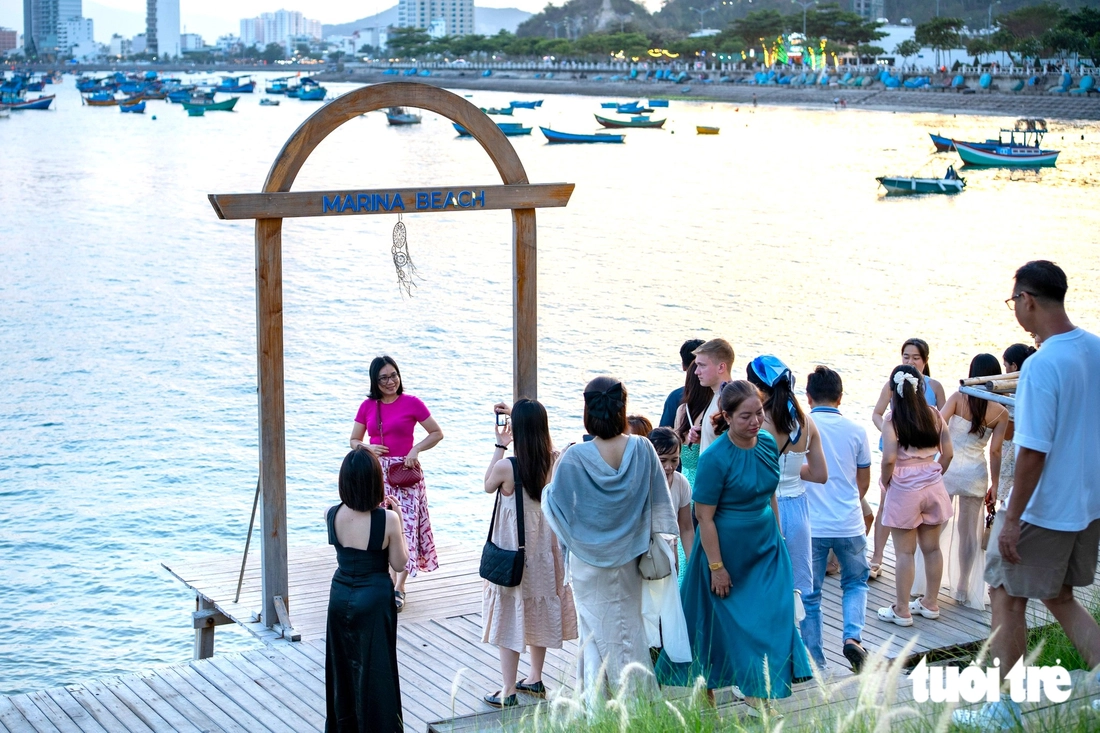 Chiều chủ nhật ở Nha Trang ăn ốc Bãi Tiên và ngắm hôn hôn 'tỉ đô' - Ảnh 1.