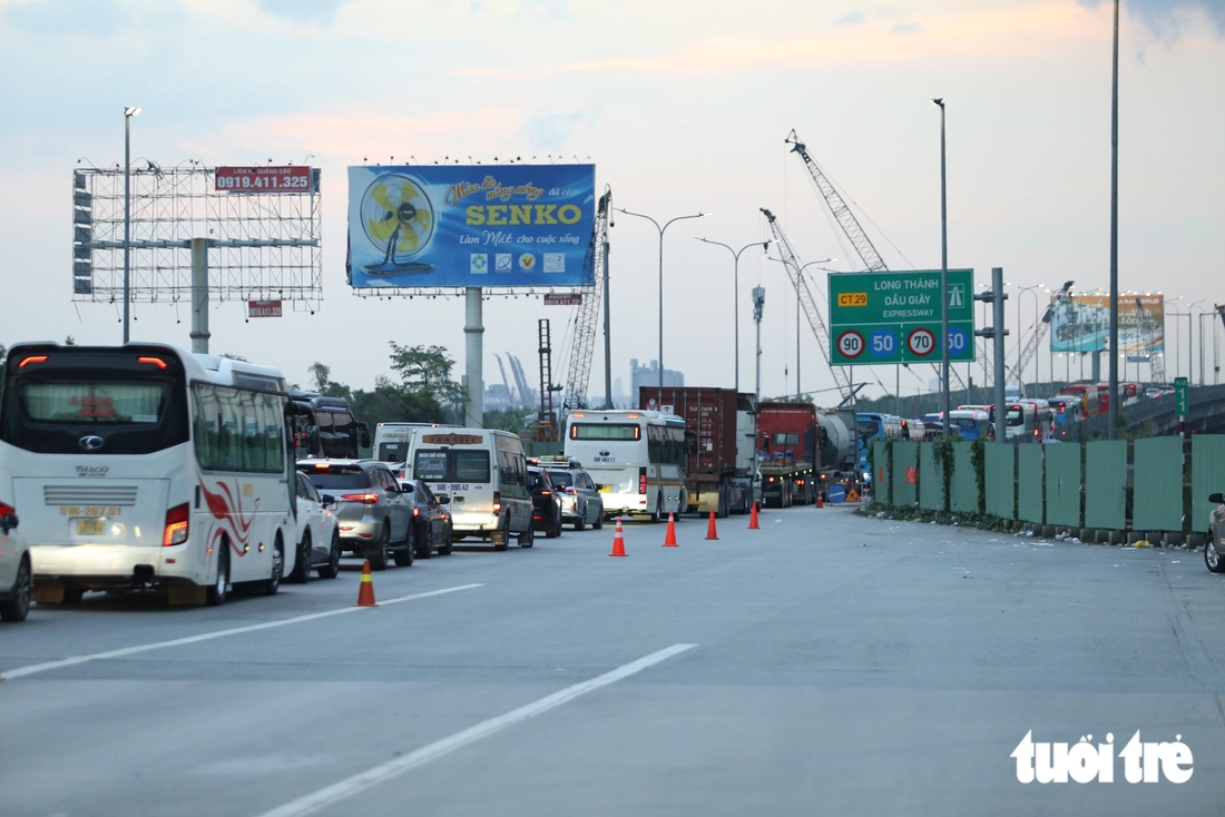 Dòng xe 'bò' từ quốc lộ 51 về nút giao An Phú trên cao tốc TP.HCM - Long Thành, tài xế ngao ngán - Ảnh 2.