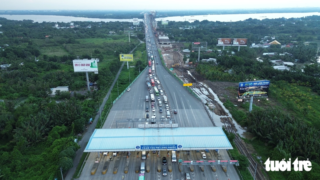 Dòng xe 'bò' từ quốc lộ 51 về nút giao An Phú trên cao tốc TP.HCM - Long Thành, tài xế ngao ngán - Ảnh 5.