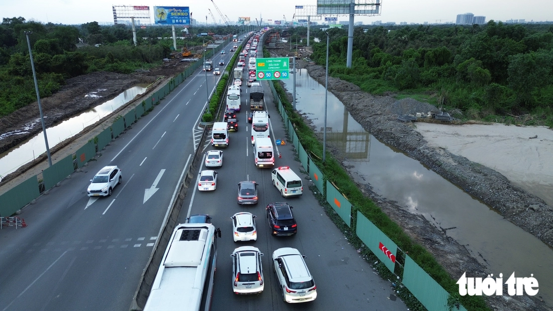 Dòng xe 'bò' từ quốc lộ 51 về nút giao An Phú trên cao tốc TP.HCM - Long Thành, tài xế ngao ngán - Ảnh 6.