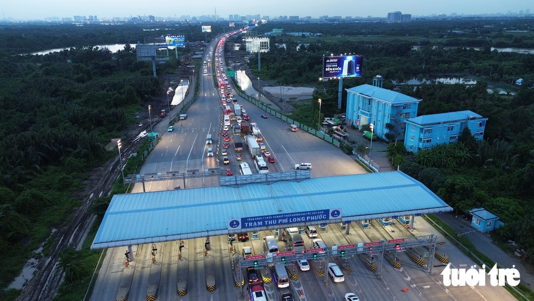 Dòng xe 'bò' từ quốc lộ 51 về nút giao An Phú trên cao tốc TP.HCM - Long Thành, tài xế ngao ngán - Ảnh 7.