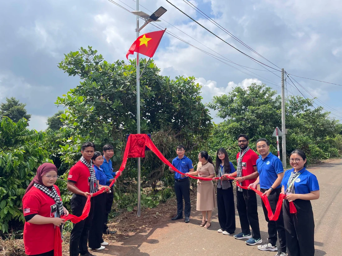 Những 'món quà' ở lại với người dân từ chiến sĩ tình nguyện quốc tế Mùa hè xanh - Ảnh 3.