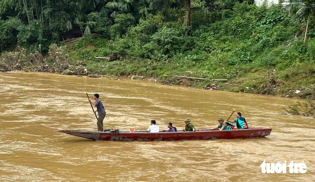 Lũ cuốn trôi cầu, bộ đội công an dùng thuyền chở dân qua sông - Ảnh 5.