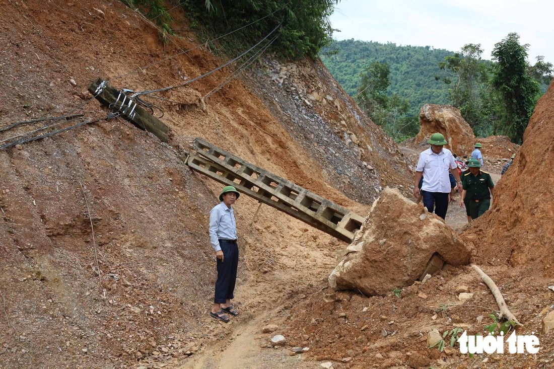 Lũ cuốn trôi cầu, bộ đội công an dùng thuyền chở dân qua sông - Ảnh 9.