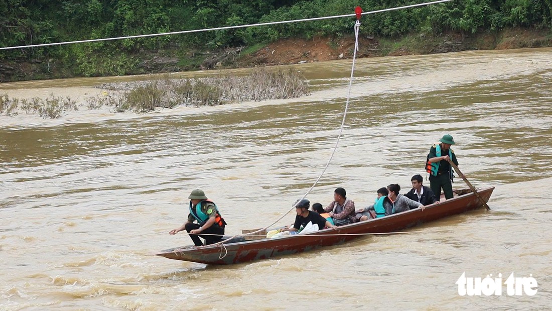 Lũ cuốn trôi cầu, bộ đội công an dùng thuyền chở dân qua sông - Ảnh 11.