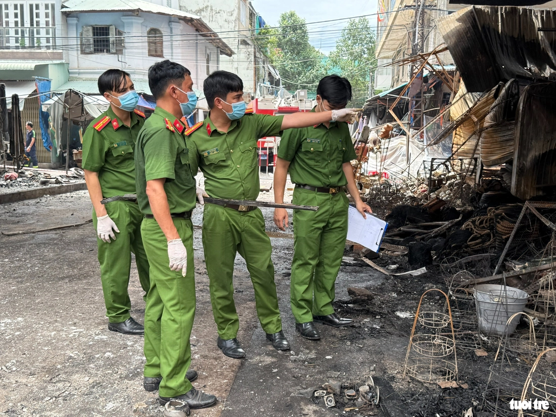 Chính quyền hỗ trợ tiểu thương, bắt đầu khám nghiệm hiện trường vụ cháy trung tâm thương mại Biên Hoà - Ảnh 6.