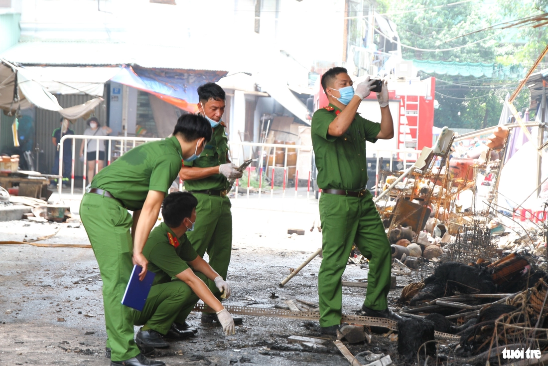 Chính quyền hỗ trợ tiểu thương, bắt đầu khám nghiệm hiện trường vụ cháy trung tâm thương mại Biên Hoà - Ảnh 7.