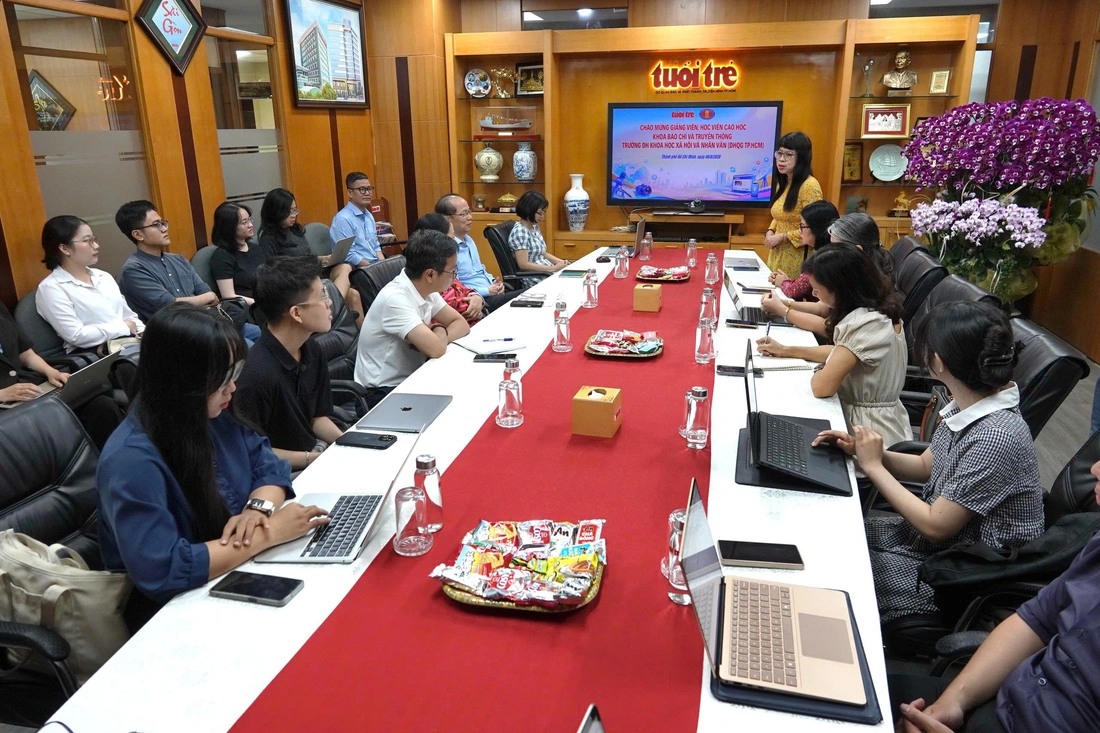 Giảng viên , học viên cao học báo chí tìm hiểu đào tạo báo chí tại Tuổi Trẻ 2026 - Ảnh 3.