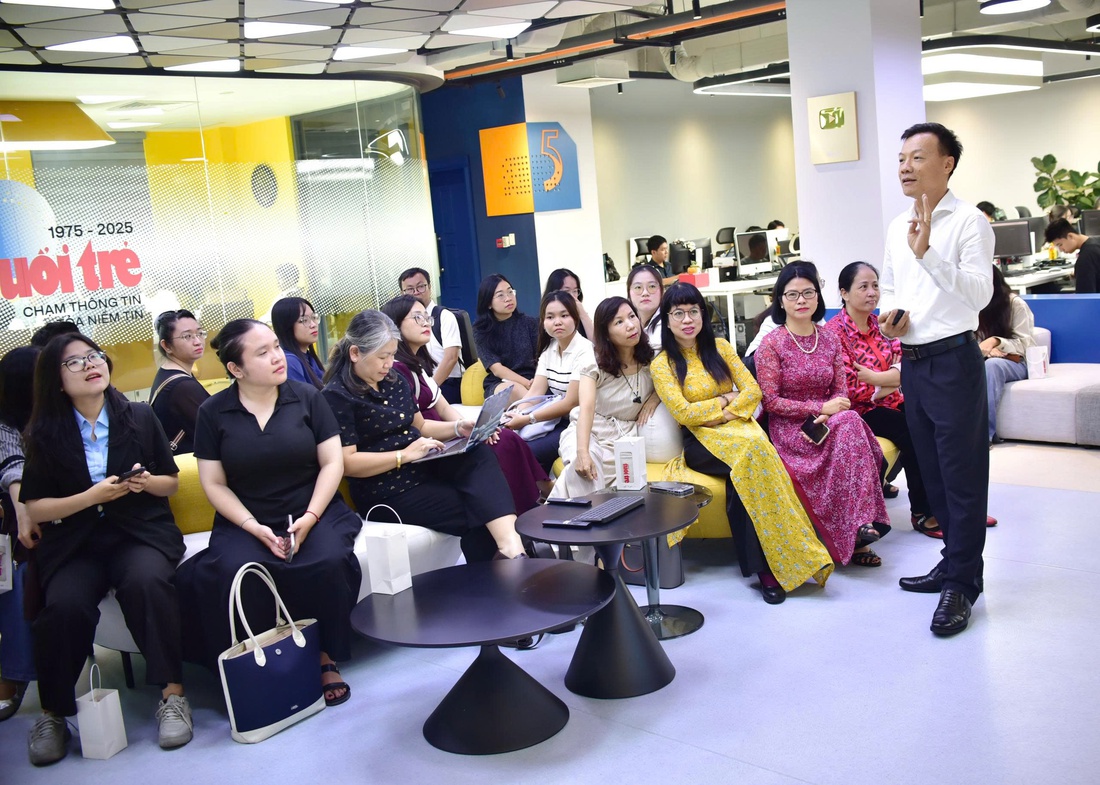 Giảng viên , học viên cao học báo chí tìm hiểu đào tạo báo chí tại Tuổi Trẻ 2026 - Ảnh 1.