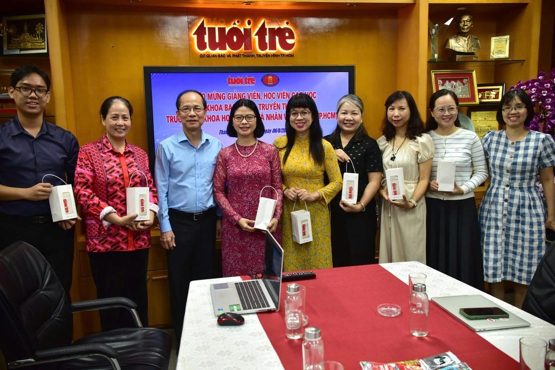 Giảng viên , học viên cao học báo chí tìm hiểu đào tạo báo chí tại Tuổi Trẻ 2026 - Ảnh 4.